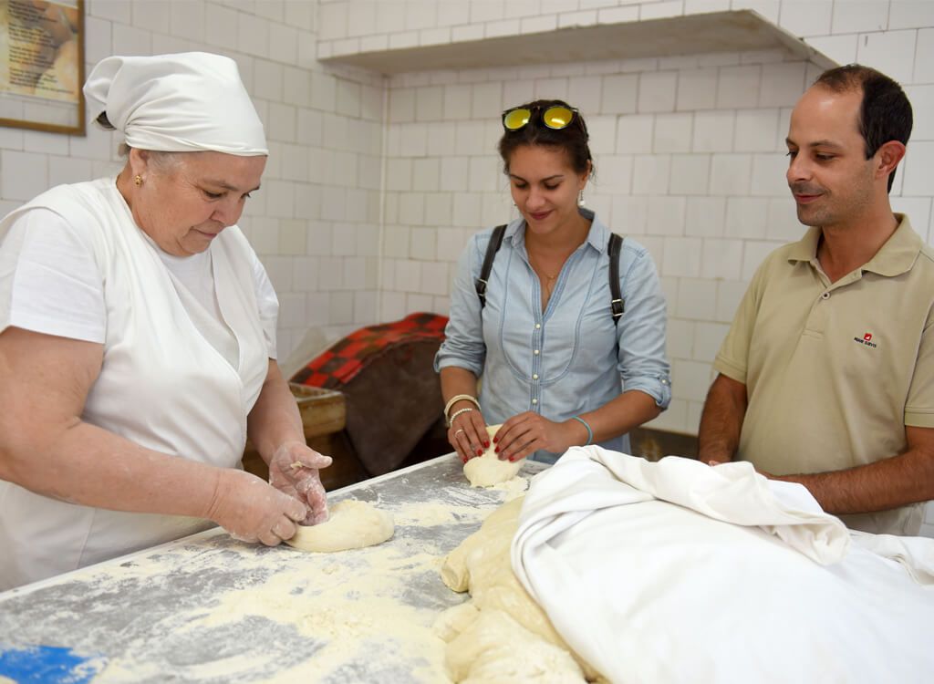 VISIT THE CENTENNIAL BAKERIES OF FAVAIOS, WITH TRADICIONAL BREAD PROOF